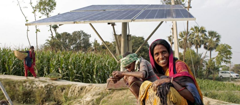 Two smallholders use a solar powered irrigation system to farm fish in Bihar, India. (Photo: Ayush Manik/CCAFS)