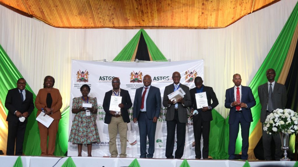 Ruth Wanyera receives the Kenya Agricultural Research Award (KARA), during the High Panel Conference on Agricultural Research in Kenya. (Photo: CIMMYT)