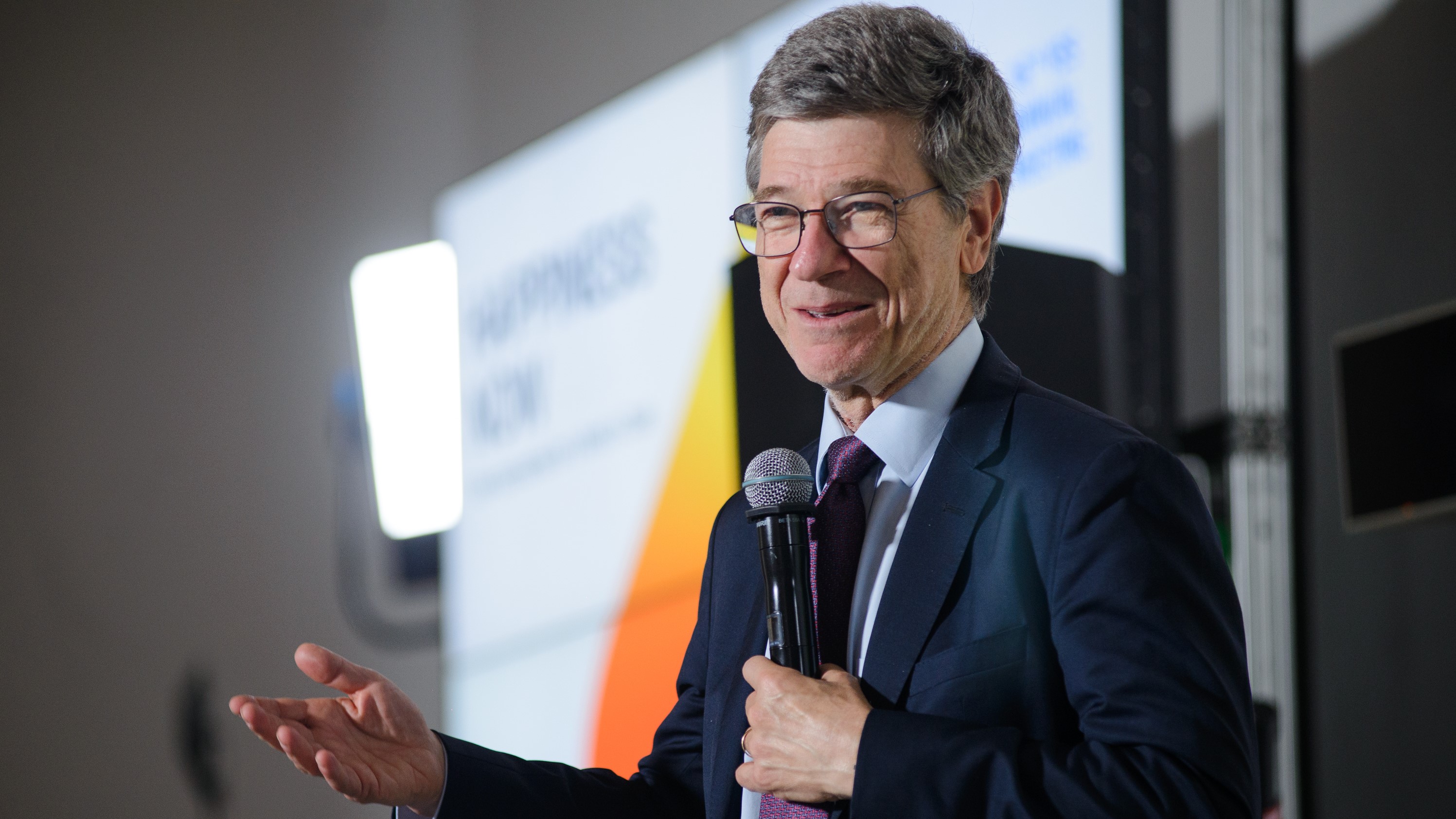 Jeffery Sachs gives a presentation in Kiev, Ukraine. (Photo: JDS)