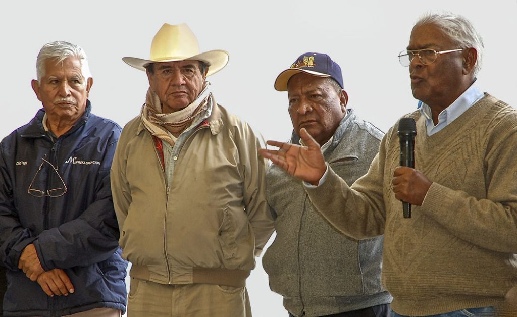 Sanjaya Rajaram (right) speaks during a field day for scientists and staff at the CIMMYT experimental station in Toluca, Mexico, in 2013. (Photo: CIMMYT)