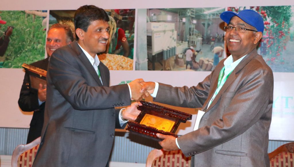 Dyutiman Choudhary (left) receives a token of appreciation at an International Seed Conference organized in Nepal. (Photo: Bandana Pradhan/CIMMYT)