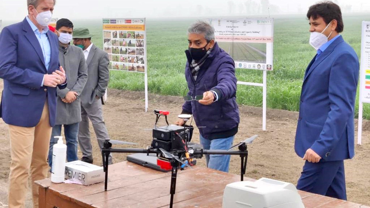 Australia’s High Commissioner to India, Barry O’ Farrell (left), observes the use of drone technology at the BISA experimental station in Ludhiana, India. (Photo: Uttam Kumar/CIMMYT).