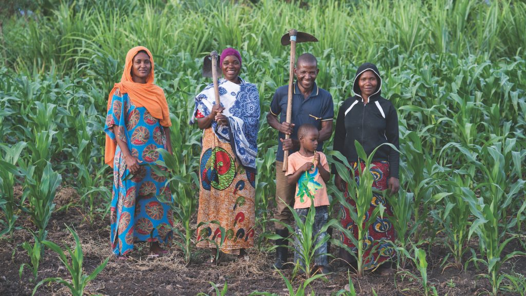 Musa Hasani Mtambo y su familia en su parcela de agricultura de conservación en Hai, Tanzania. (Foto: Peter Lowe/CIMMYT)