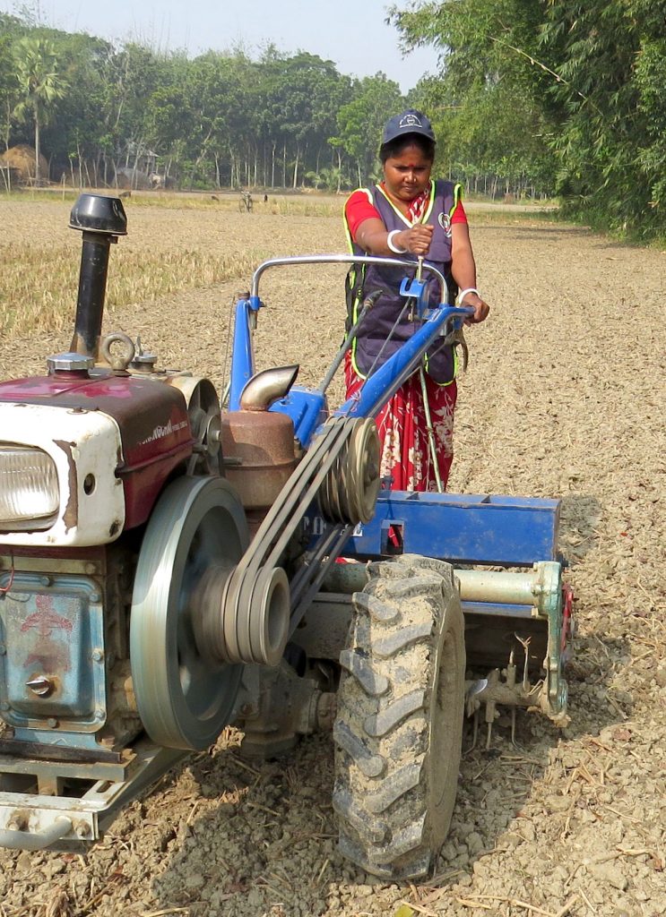 Pramila Mondal activates the self-starting mechanism on her power-tiller-operated seeder. (Photo: Shahabuddin Shihab/CIMMYT)