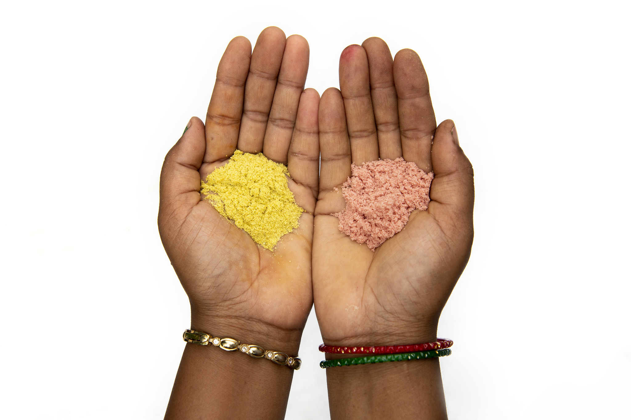 Smallholder farmer Sita Kumari holds fertilizer in her hands. (Photo: C. de Bode/CGIAR)