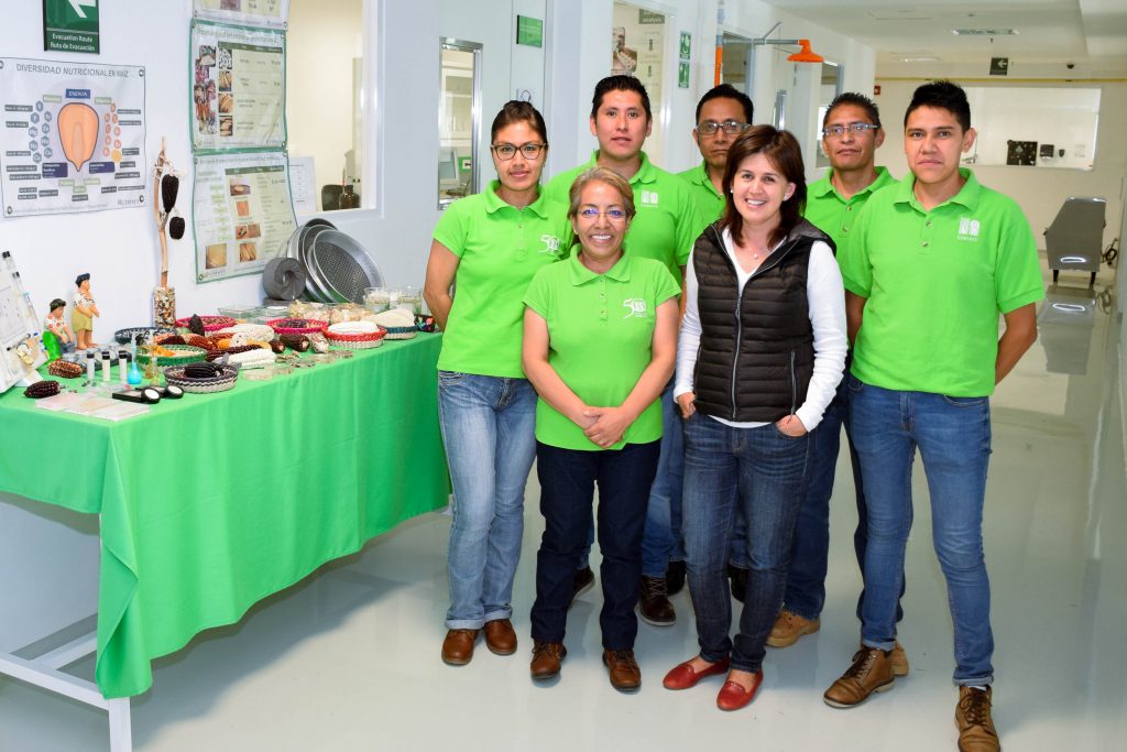 Natalia Palacios (al frente, en el centro) con colegas del equipo de Calidad del Maíz del CIMMYT durante un evento de Puertas Abiertas en la sede del CIMMYT. (Foto: Alfonso Cortés/CIMMYT)