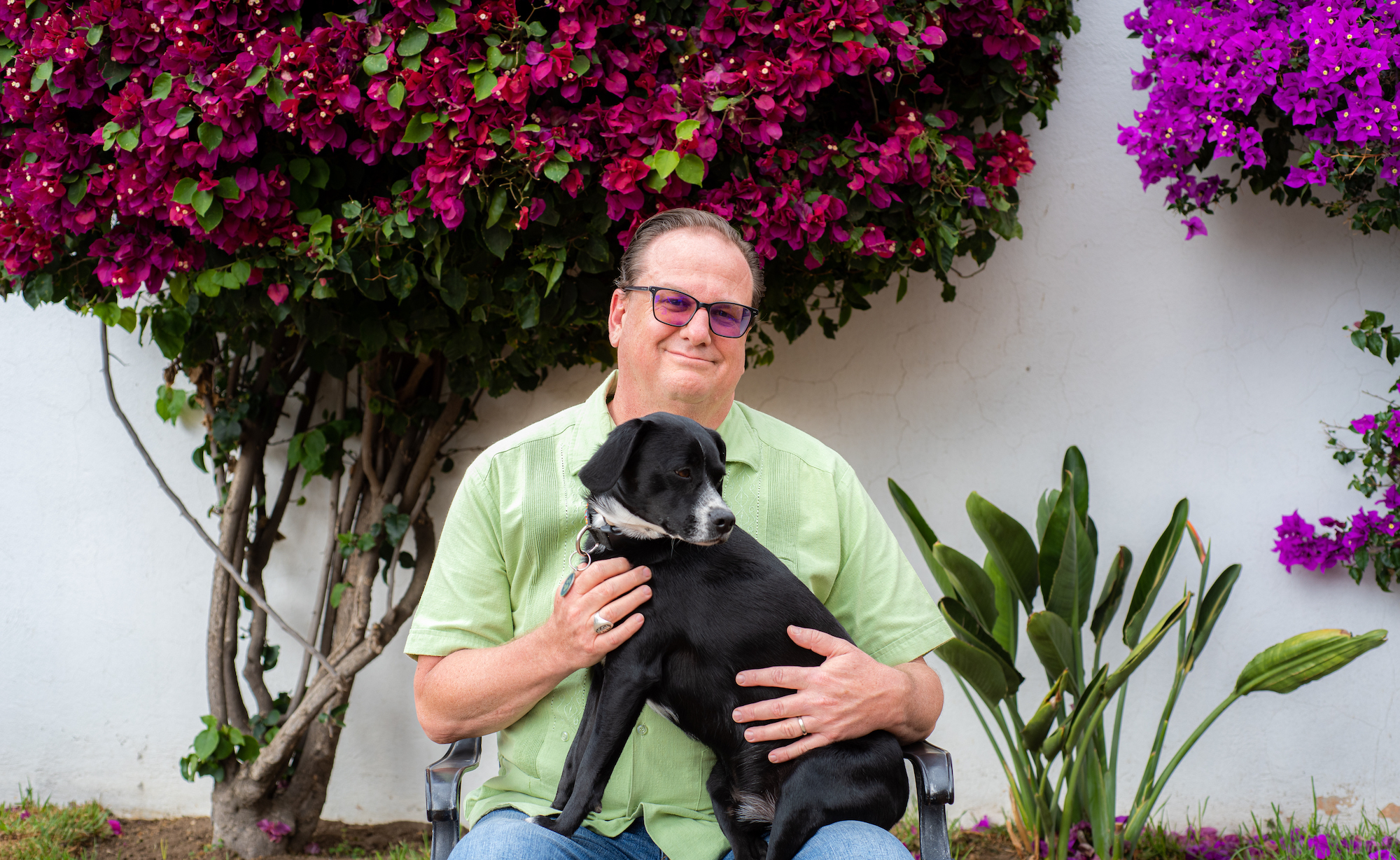 Terry Molnar sits for a portrait with his dog. (Photo: Alfonso Cortés/CIMMYT)