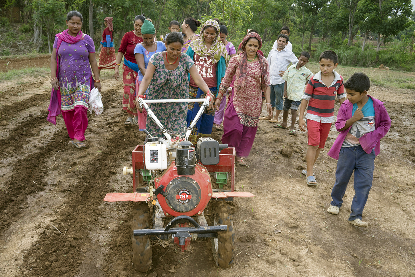 Women in Nepal using agricultural machinery. (Photo: Peter Lowe/CIMMYT)