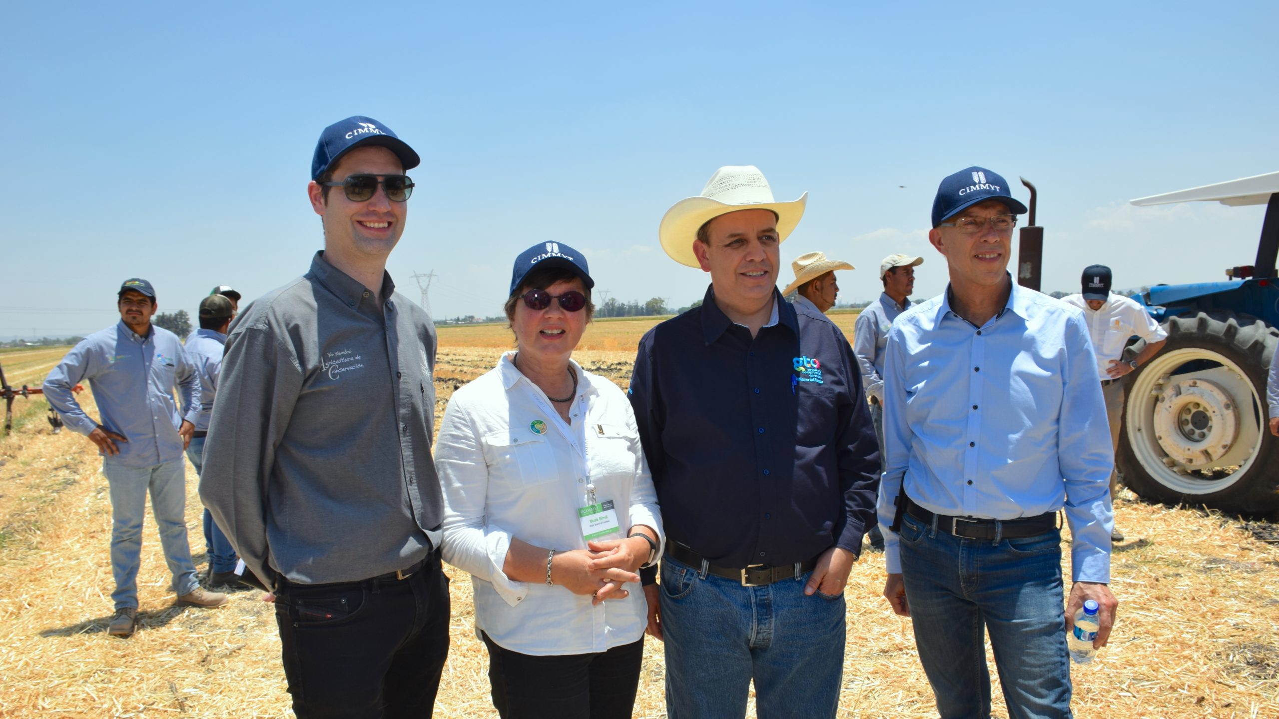 Bram Govaerts (a la izquierda), Nicole Birrell (segunda por la izquierda) y Martin Kropff (a la derecha) aparecen en una foto de grupo con José Francisco Gutiérrez Michel (segundo por la derecha), Secretario de Desarrollo Agroalimentario y Rural del estado de Guanajuato, México.