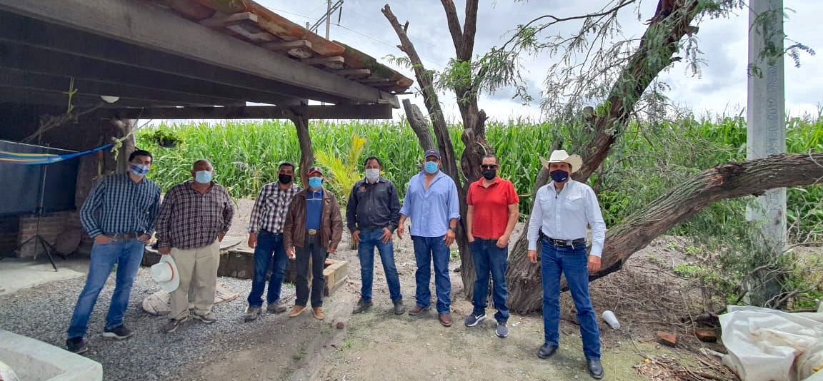 El agrónomo del CIMMYT Erick Ortiz (al centro) se reúne con agricultores de Colorado de Herrera, Pénjamo, en Guanajuato, México, que quieren participar en el proyecto Agriba Sustentable. (Foto: CIMMYT)