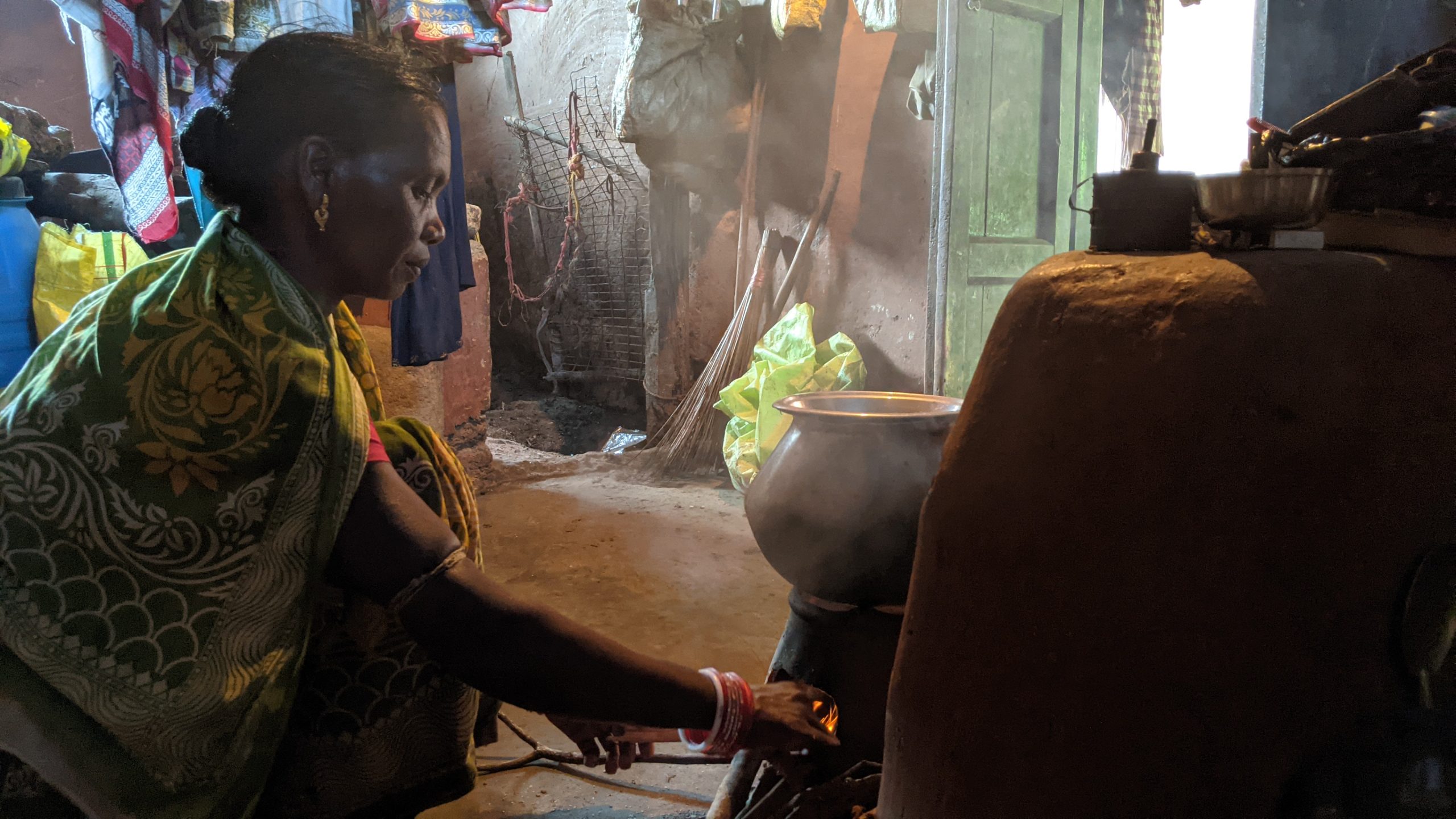 Anita Naik enciende su estufa de leña para preparar la comida en su casa en Badbil, distrito de Mayurbhanj del estado indio de Odisha. (Foto: CIMMYT)