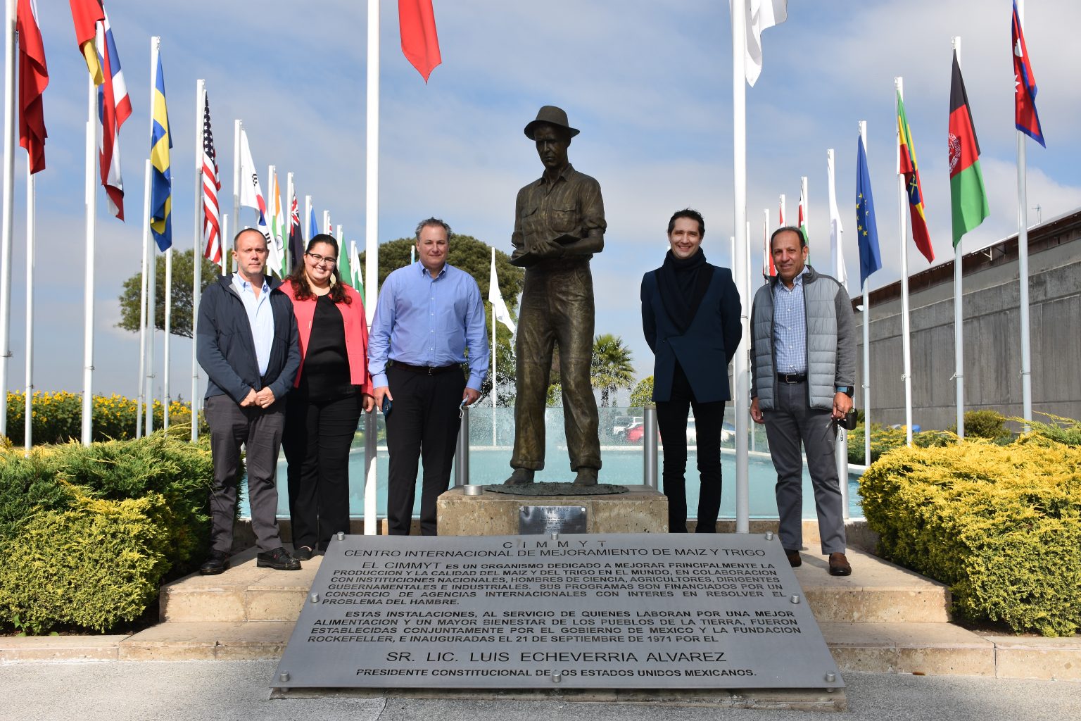 Representatives of the Carlos Slim Foundation and Mexico's National Agriculture Council (CNA) stand for a group photo with CIMMYT representatives at the organization’s global headquarters in Texcoco, Mexico. (Photo: Francisco Alarcón/CIMMYT)