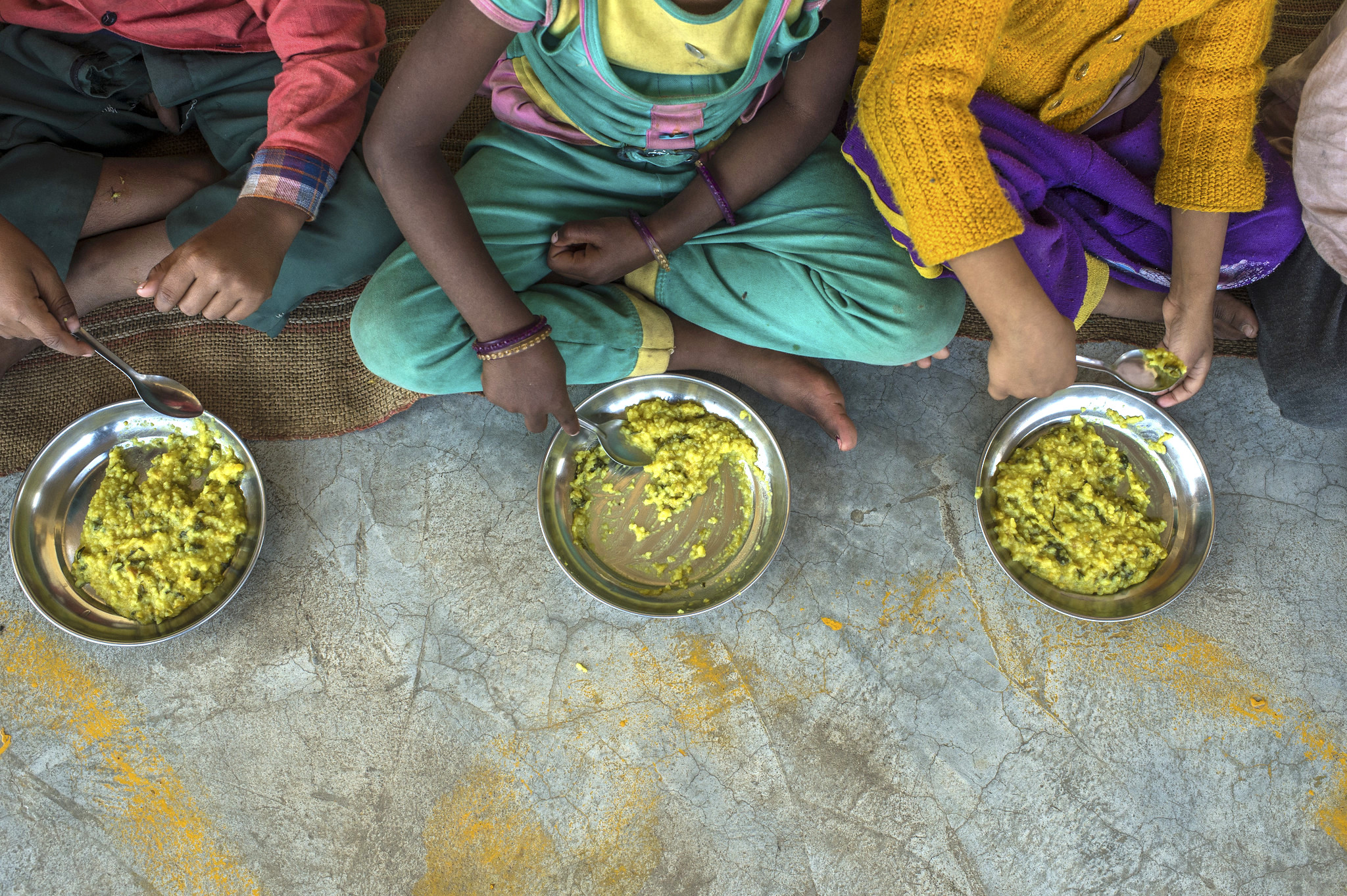 Children eat lunch at a mobile crèche outside Delhi, India. (Photo: Atul Loke/ODI)