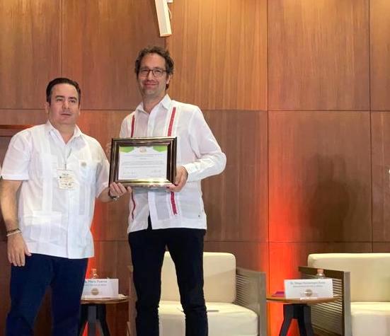 CIMMYT director general Bram Govaerts (right) collects the Cesár Garza Award given to the MasAgro (Crops for Mexico) project. (Photo: Ricardo Curiel/CIMMYT)