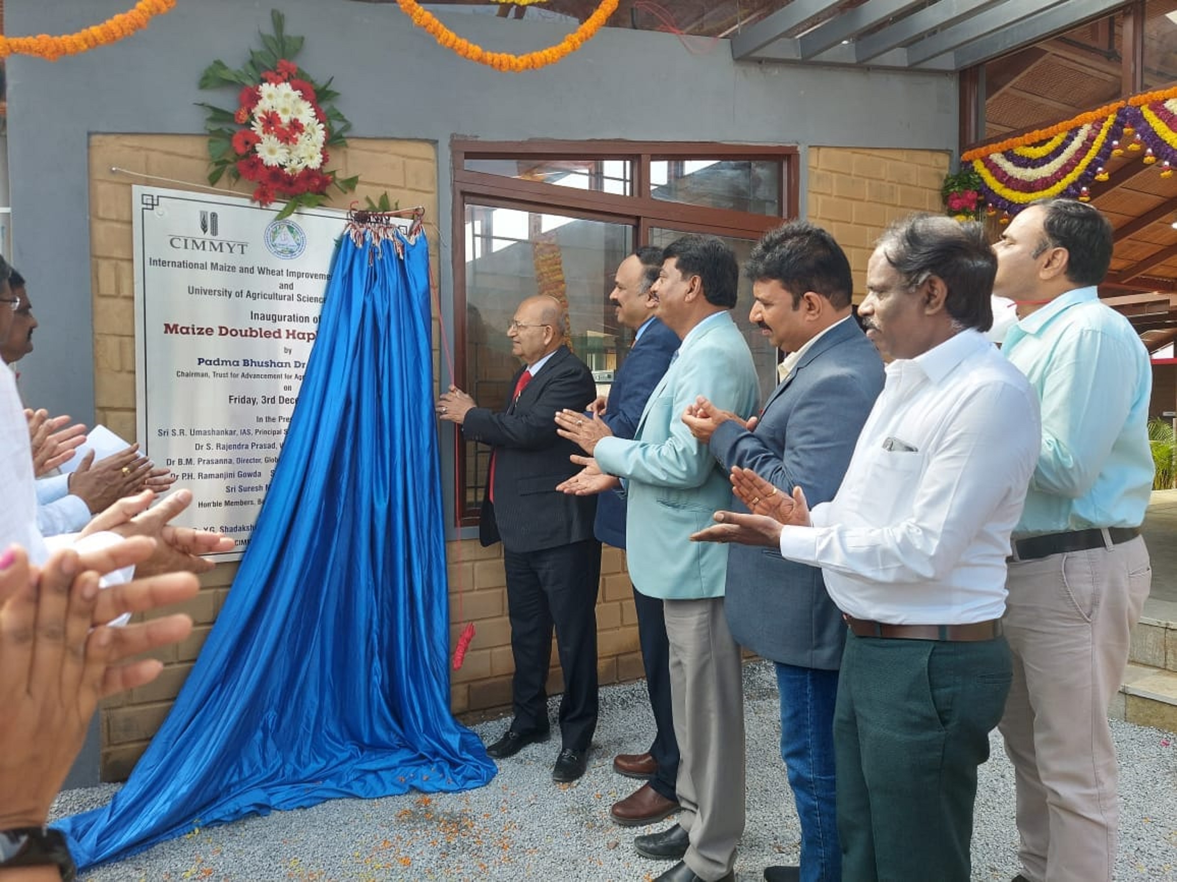 R.S. Paroda, presidente del TAAS de Nueva Delhi, descubre la placa de inauguración de la instalación de DH en Kunigal, estado de Karnataka, India. (Foto: CIMMYT)