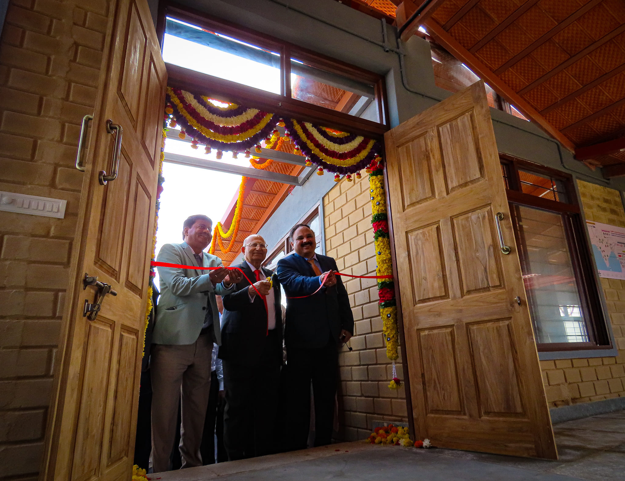 R.S. Paroda (center) cuts the ribbon to inaugurate the maize doubled haploid facility in Kunigal, Karnataka state, India. He is flanked by S. Rajendra Prasad (left), vice chancellor of UAS Bangalore and B.M. Prasanna (right), director of CIMMYT’s Global Maize Program and the CGIAR Research Program on Maize. (Photo: CIMMYT)