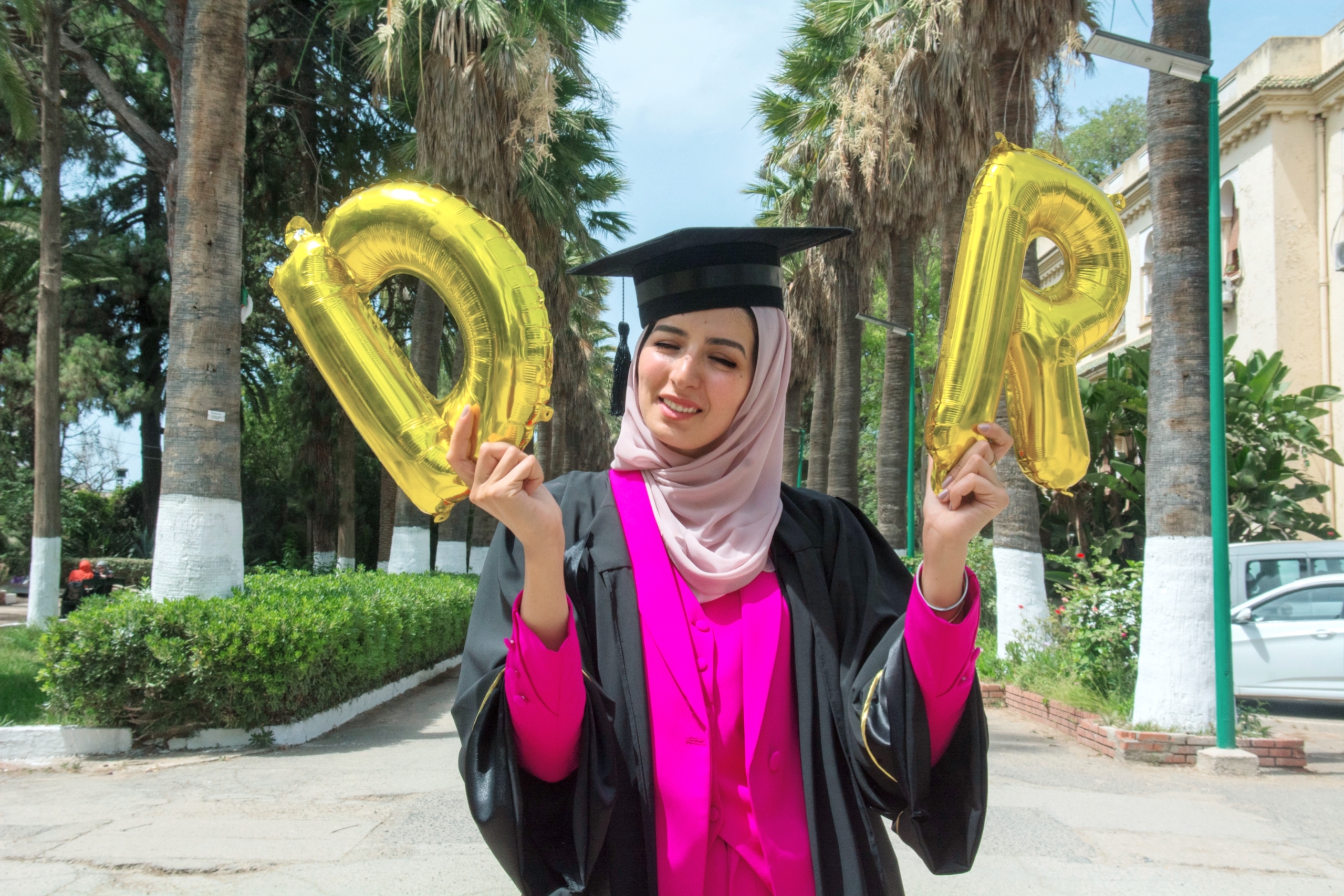 Khawla Mehalaine celebra la graduación de su doctorado. 