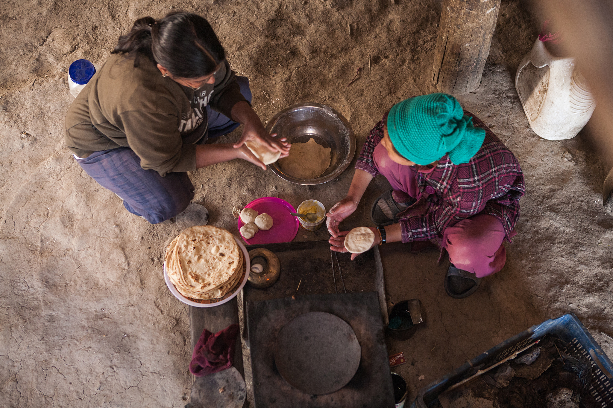 Mujeres cocinando chapatis en Sani, valle de Zanskar, India. Foto: SandeepaChetan's Travels (CC BY-NC-ND 2.0) 