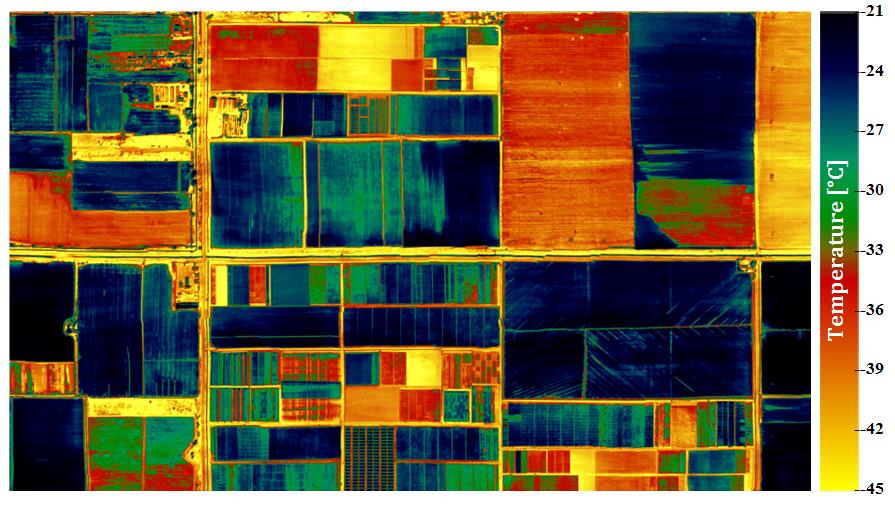 Las innovaciones en la medición de las respuestas de las plantas incluyen sistemas de teledetección, como cámaras multiespectrales y térmicas que vuelan sobre los campos de cultivo. En esta imagen de la estación experimental del CIMMYT en Obregón, México, las parcelas con estrés hídrico aparecen en verde y rojo. (Foto: CIMMYT y el Instituto de Agricultura Sostenible)