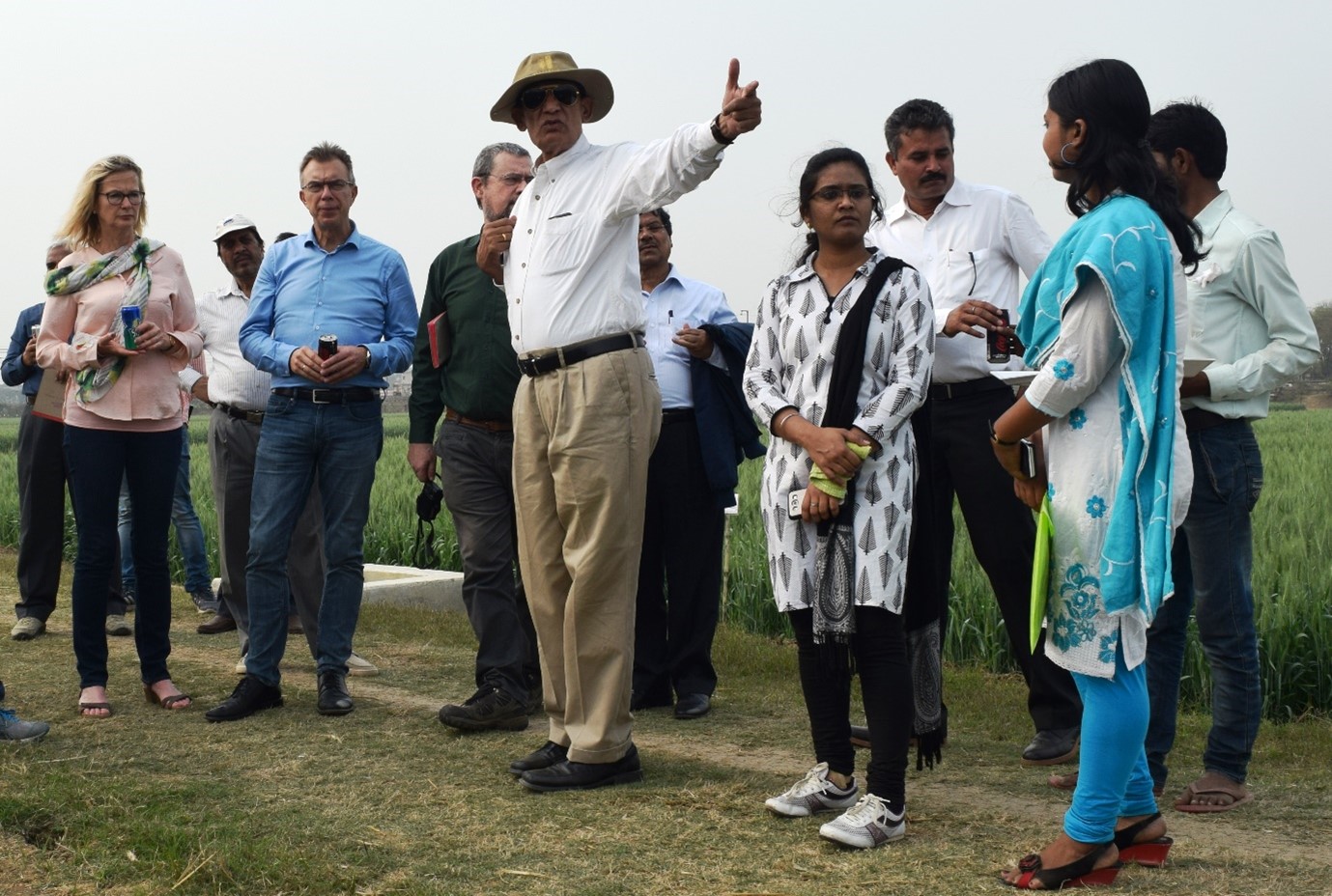 Ram Kanwar Malik (centro) con su equipo en Bihar, India, durante una visita de campo.