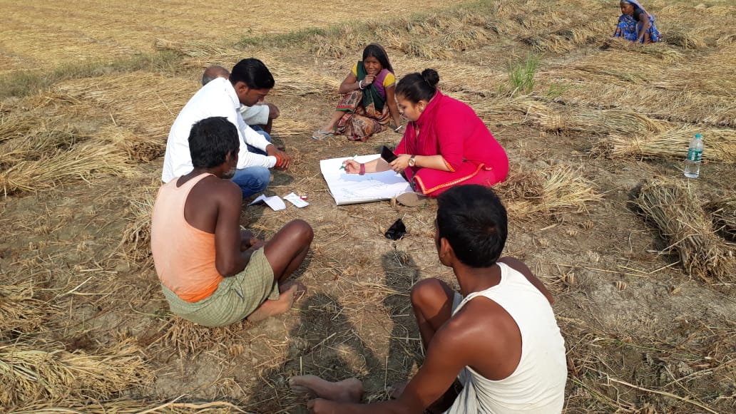 CIMMYT researcher Madhulika Singh takes notes while talking to farmers about their rice-wheat cropping practice in Nalanda, Bihar state, India. (Photo: CIMMYT)