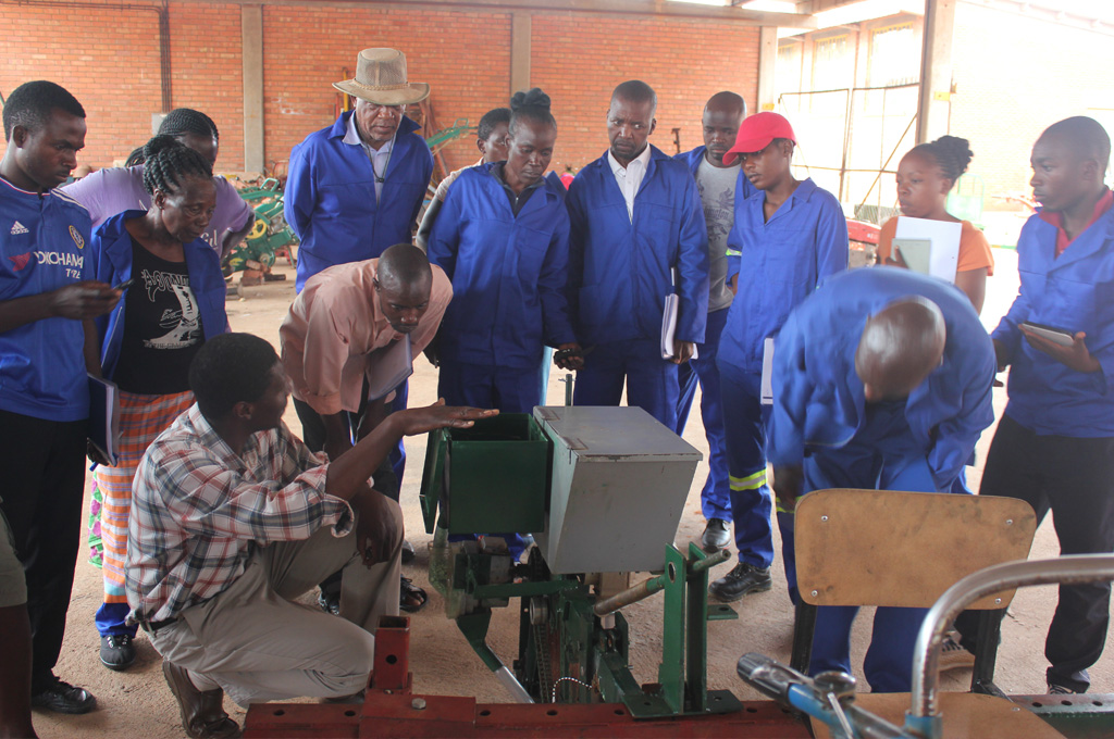 Service providers participate in a training at the Institute of Agricultural Engineering, Zimbabwe. (Photo: Frédéric Baudron/CIMMYT)