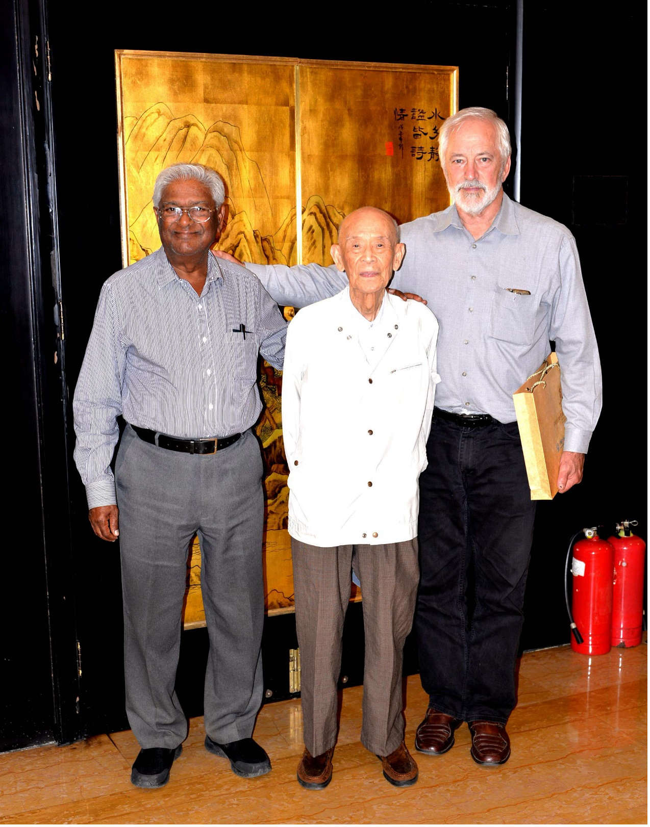 Zhuang Qiaosheng (center) with Sanjaya Rajaram (left) and Tom Lumpkin in Beijing in 2017. (Photo: CIMMYT)