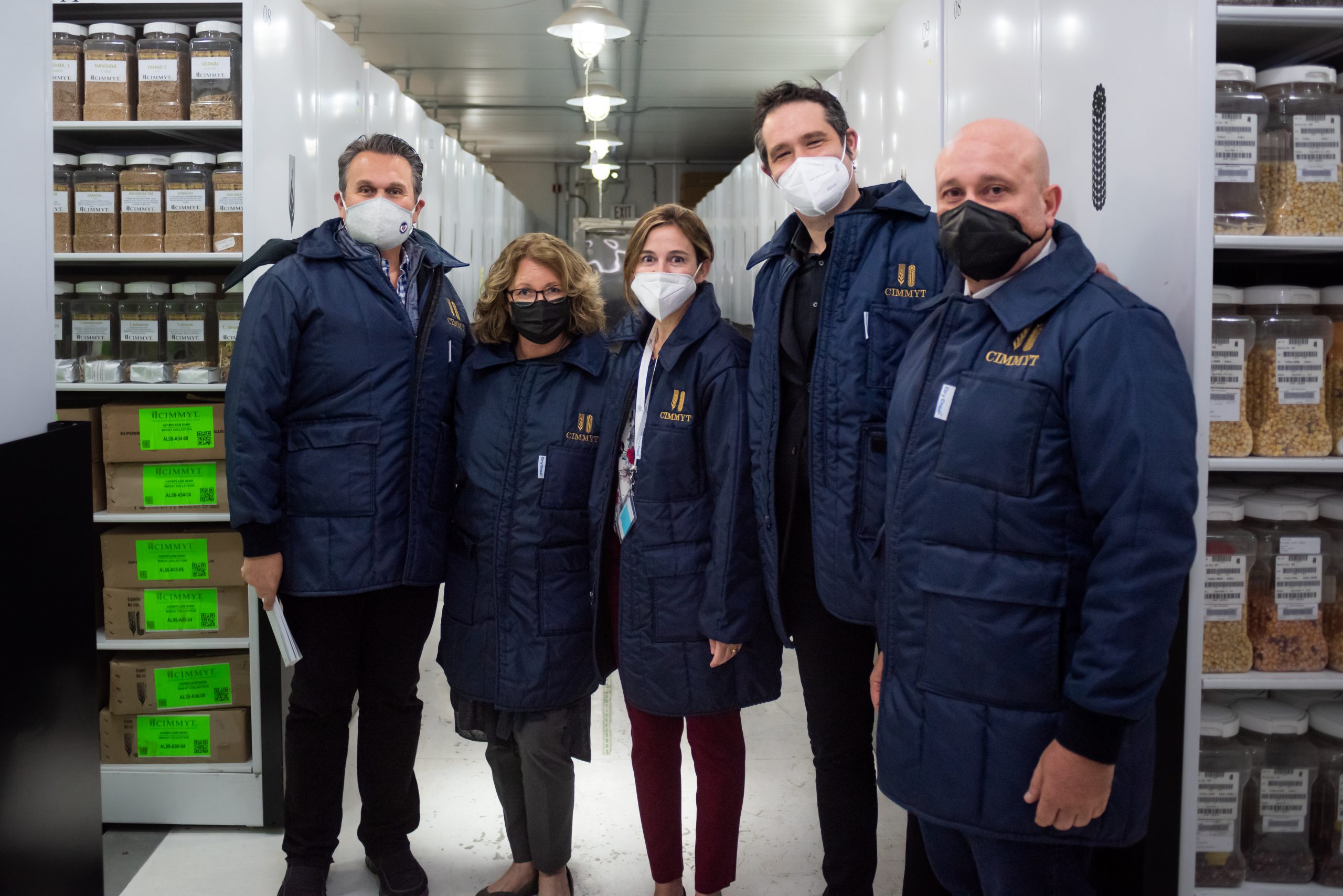 (De izquierda a derecha) Joaquín Lozano, Claudia Sadoff, Carolina Sansaloni, Bram Govaerts y Alberto Chassaigne en el banco de germoplasma en la sede del CIMMYT en Texcoco, México. (Foto: Alfonso Cortés/CIMMYT)