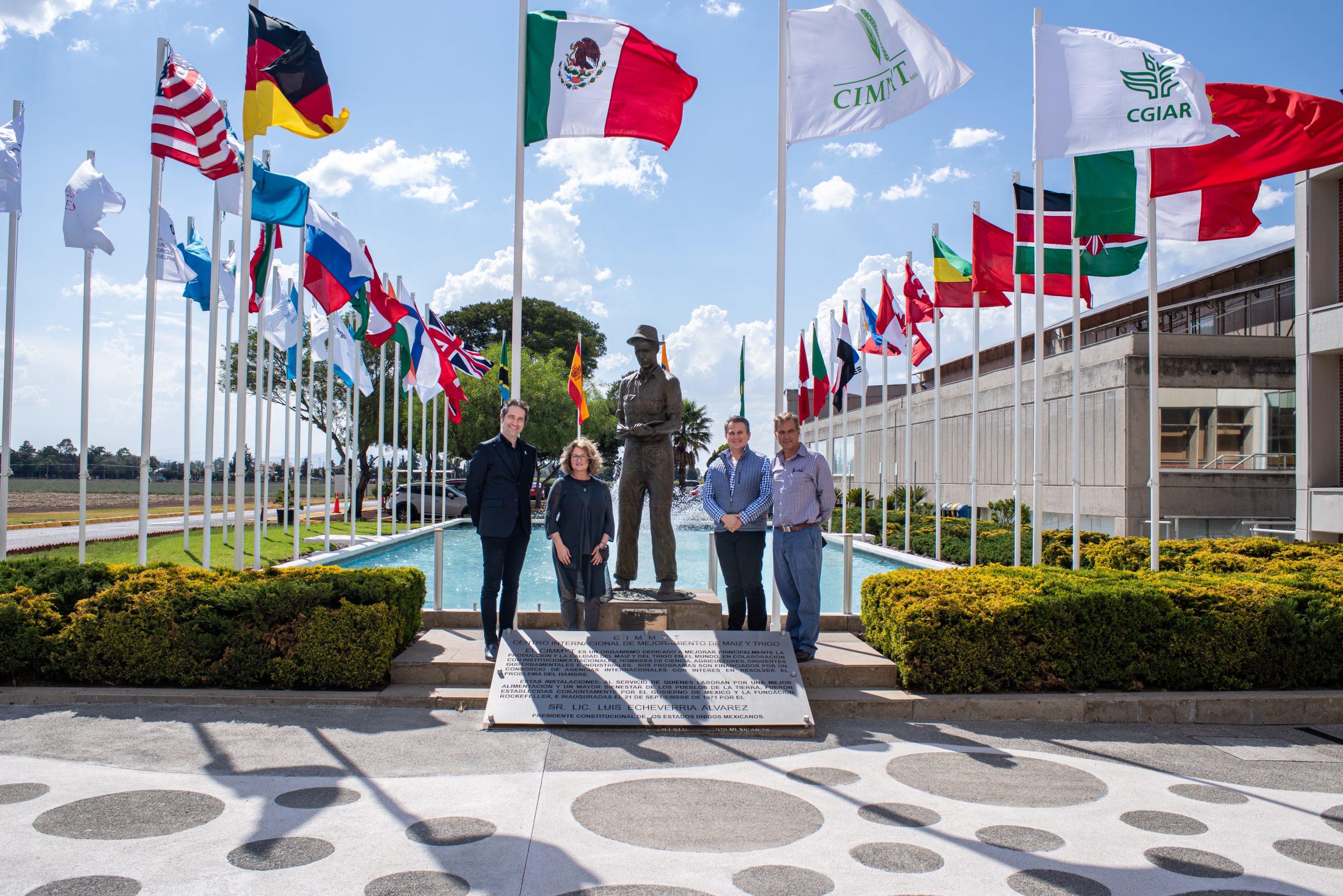 (De izquierda a derecha) Bram Govaerts, Claudia Sadoff, Joaquín Lozano y Kevin Pixley junto a la escultura de Norman Borlaug en la sede del CIMMYT en Texcoco, México. (Foto: Alfonso Cortés/CIMMYT)