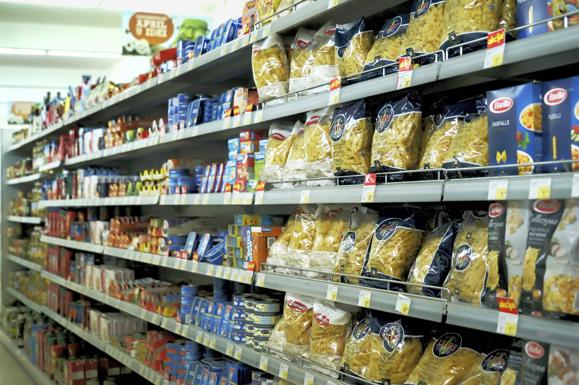 Pasta y otros suministros expuestos en un supermercado, México.