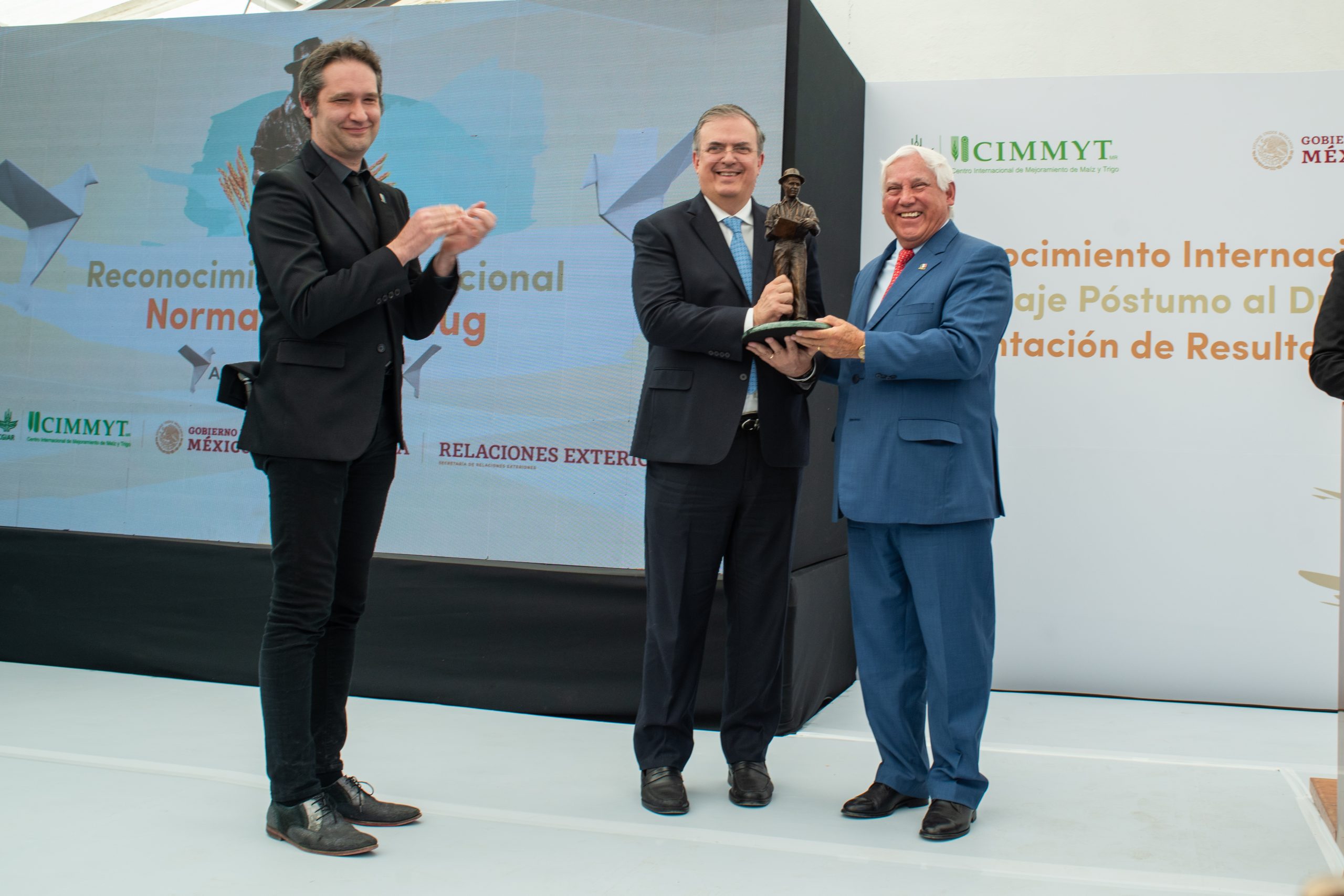 Bram Govaerts, director general del CIMMYT, entrega el reconocimiento Norman E. Borlaug a Marcelo Ebrard Casaubón, Secretario de Relaciones Exteriores de México. (Foto: Alfonso Arredondo Cortés/CIMMYT)