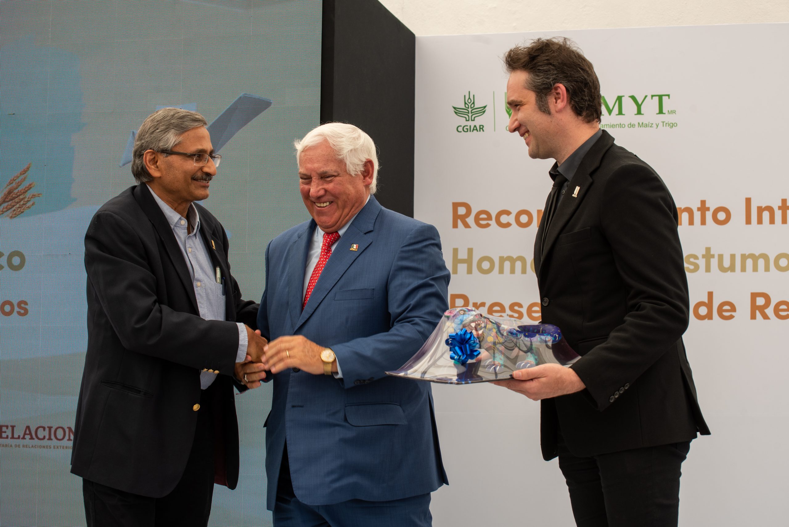 Ravi Singh, científico distinguido y jefe de mejoramiento global de trigo del CIMMYT, recibe un reconocimiento. (Foto: Alfonso Arredondo Cortés/CIMMYT)
