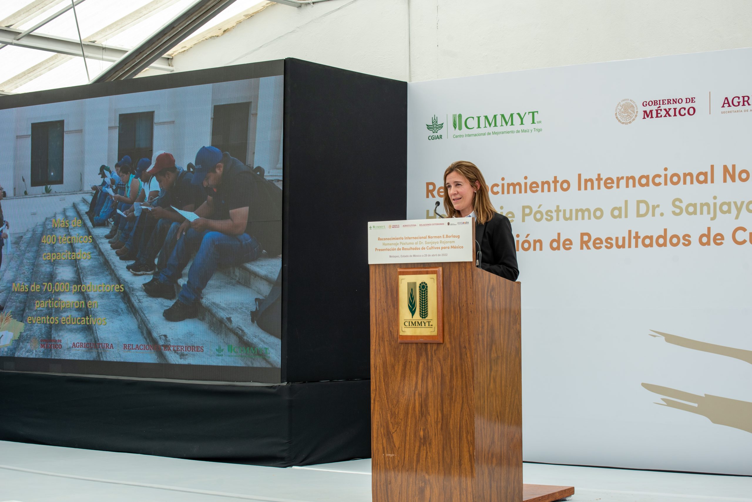 La curadora del banco de germoplasma de trigo y especialista en genotipado del CIMMYT, Carolina Sansaloni, en la presentación de resultados de Cultivos para México. (Foto: Alfonso Arredondo Cortés/CIMMYT)