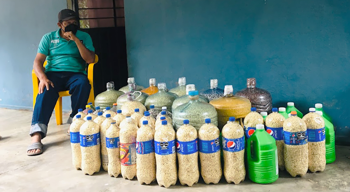 Productores de San Andrés Tuxtla, en Veracruz, México, muestran su grano almacenado en botellas y garrafones PET. (Foto: Gente Sustentable)