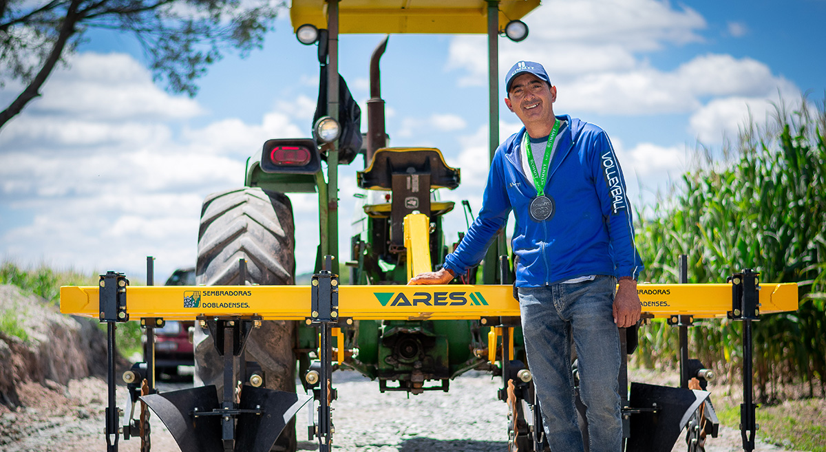 El productor Rodolfo Aguilar junto con maquinaria especializada para agricultura de conservación, en Guanajuato, México. (Foto: Amador Aguillón/Hub Bajío-CIMMYT)