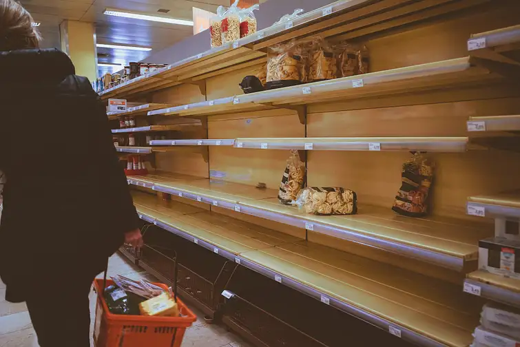 Estanterías vacías en una tienda de comestibles suiza. (Foto: Boris Dunand/Unsplash)