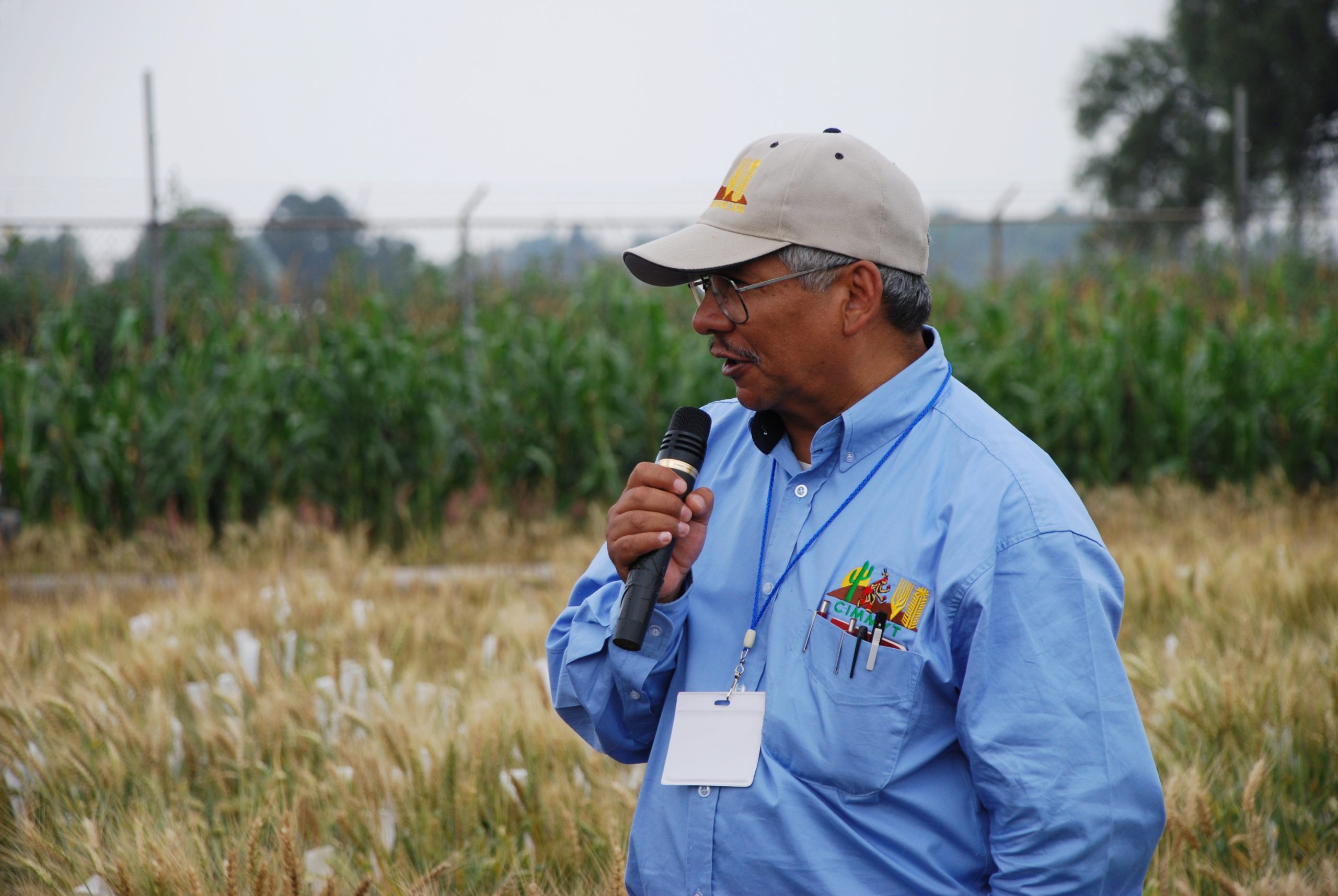 Julio Huerta, patólogo de trigo y ganador del Premio BGRI Gene Stewardship 2022, dando una charla a estudiantes sobre el programa de mejoramiento de trigo del CIMMYT. (Foto: CIMMYT)