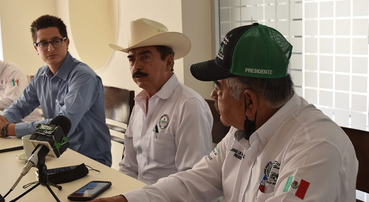 Representantes del CIMMYT, de la Junta Local de Sanidad Vegetal del Valle del Évora y Club de Agricultores de Conservación de la Región del Évora (de izquierda a derecha) durante la presentación de la campaña Sinaloa No Quema. (Foto: colaborador del Hub Pacífico Norte/CIMMYT)