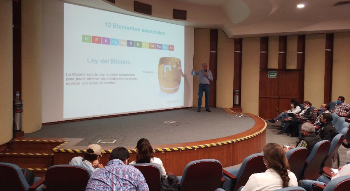 Iván Ortiz-Monasterio durante la presentación de avances del mapeo de fertilidad para los suelos del perímetro del Acuífero de Calera, en Zacatecas, México. (Foto: Hub Intermedio-CIMMYT)