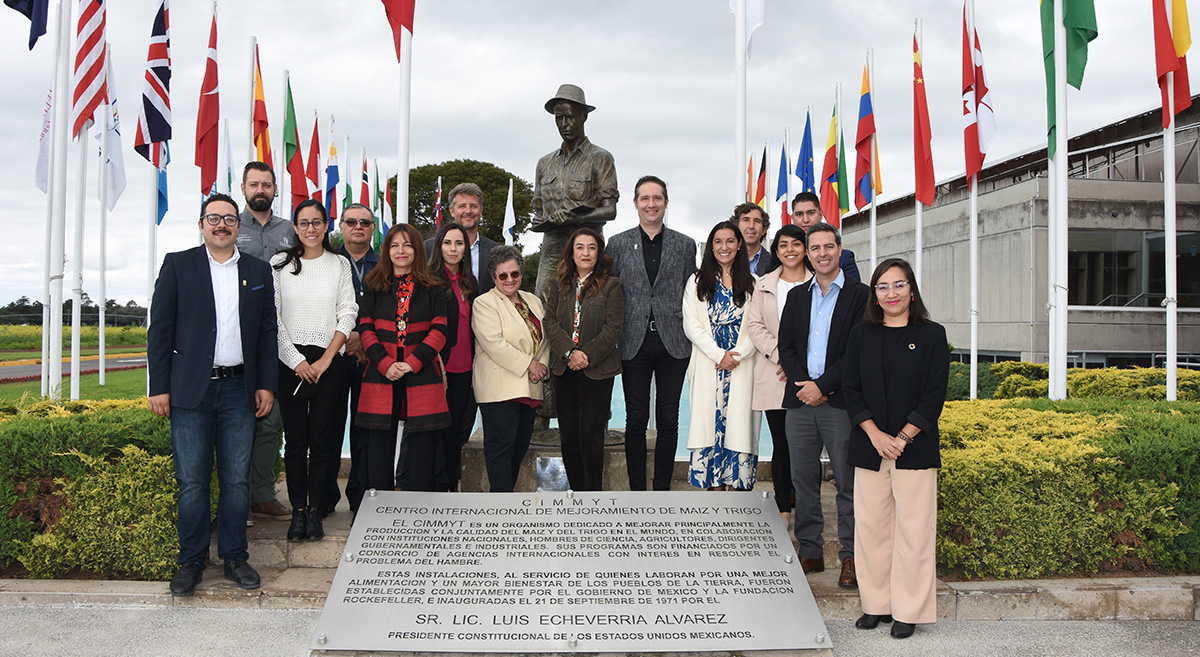 Directivos de Nestlé y el CIMMYT en las instalaciones del centro de investigación en mención, en Texcoco, Estado de México. (Foto: Francisco Alarcón/CIMMYT)