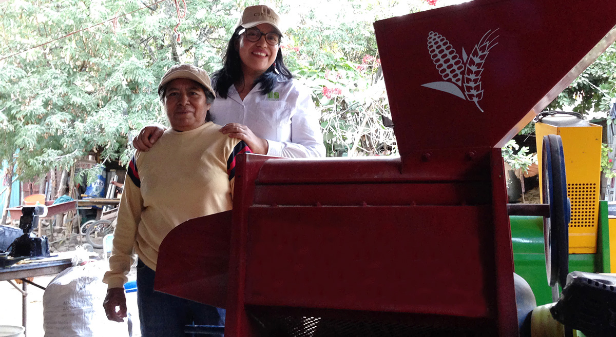 La productora Inés Hernández y la técnica Yashim Reyes, en el punto de maquinaria de Valles Centrales, Oaxaca, México. (Foto: Fernando Morales/CIMMYT)