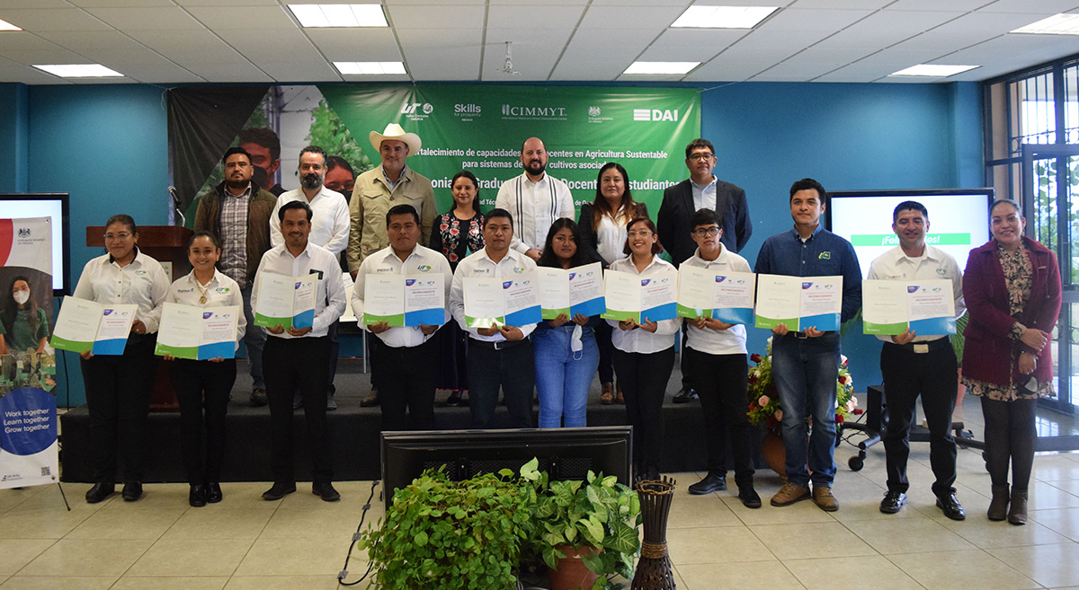 Docentes y alumnos de la UTVCO que participaron en capacitaciones sobre agricultura sustentable. (Foto: SFPMX)