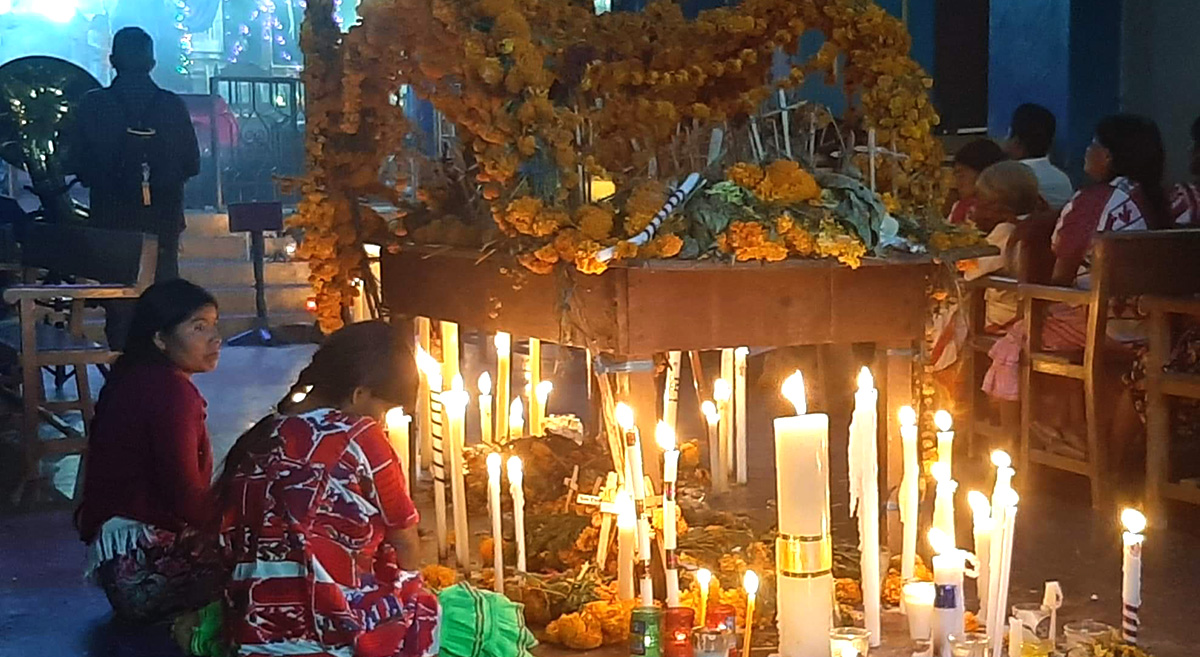 Flor de cempasúchil en ofrendas de la Mixteca. (Foto: Gabriel Estrada)