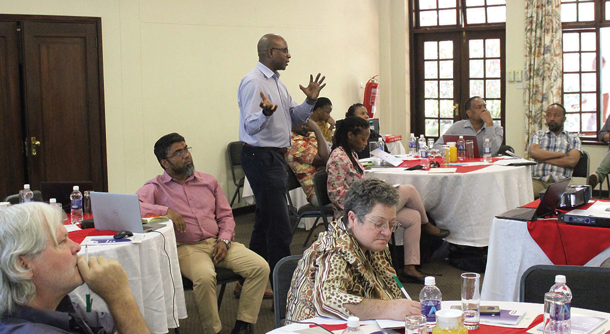 Investigadores de centros CGIAR durante un taller de mecanización a escala adecuada en el marco de la iniciativa Excelencia en Agronomía. (Foto: CIMMYT)