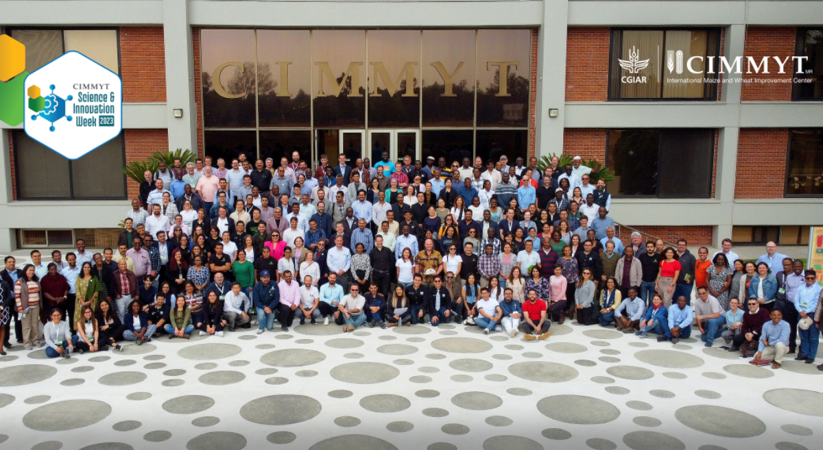 Fotografía grupal de la comunidad científica participante en la Semana de la Ciencia y la Innovación 2023. (Foto: Francisco Alarcón / CIMMYT)