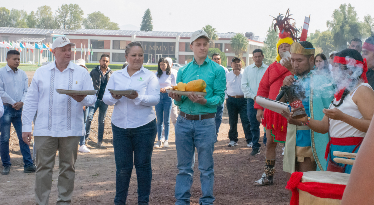 Ceremonia de la siembra de la milpa en las instalaciones del CIMMYT en Texcoco, Estado de México. (Foto: Ronay Flores / CIMMYT)
