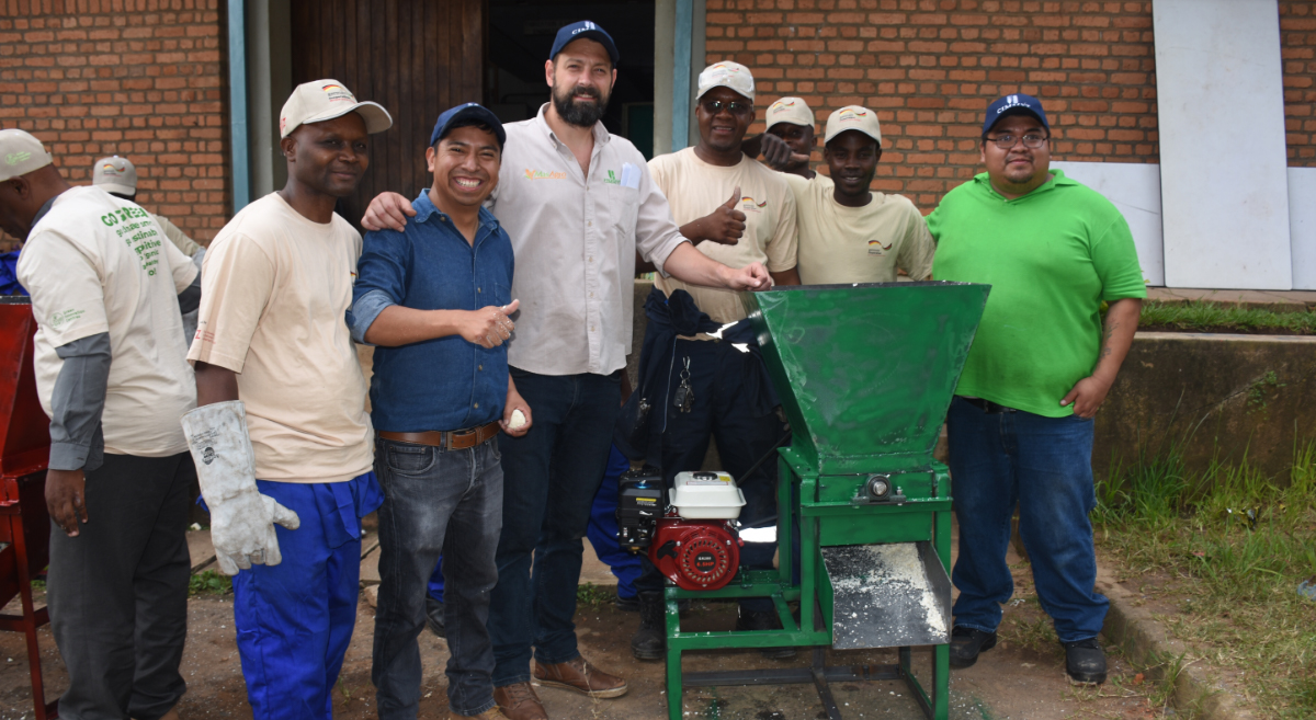 El equipo de mecanización del CIMMYT junto con técnicos de Malaui en la construcción de un prototipo para procesar yuca. (Foto: Francisco Alarcón / CIMMYT)
