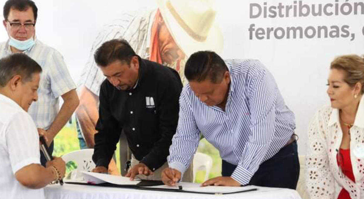 Firma del convenio de colaboración entre los representantes del Gobierno de Iguala y del CIMMYT. (Foto: Gobierno de Iguala)