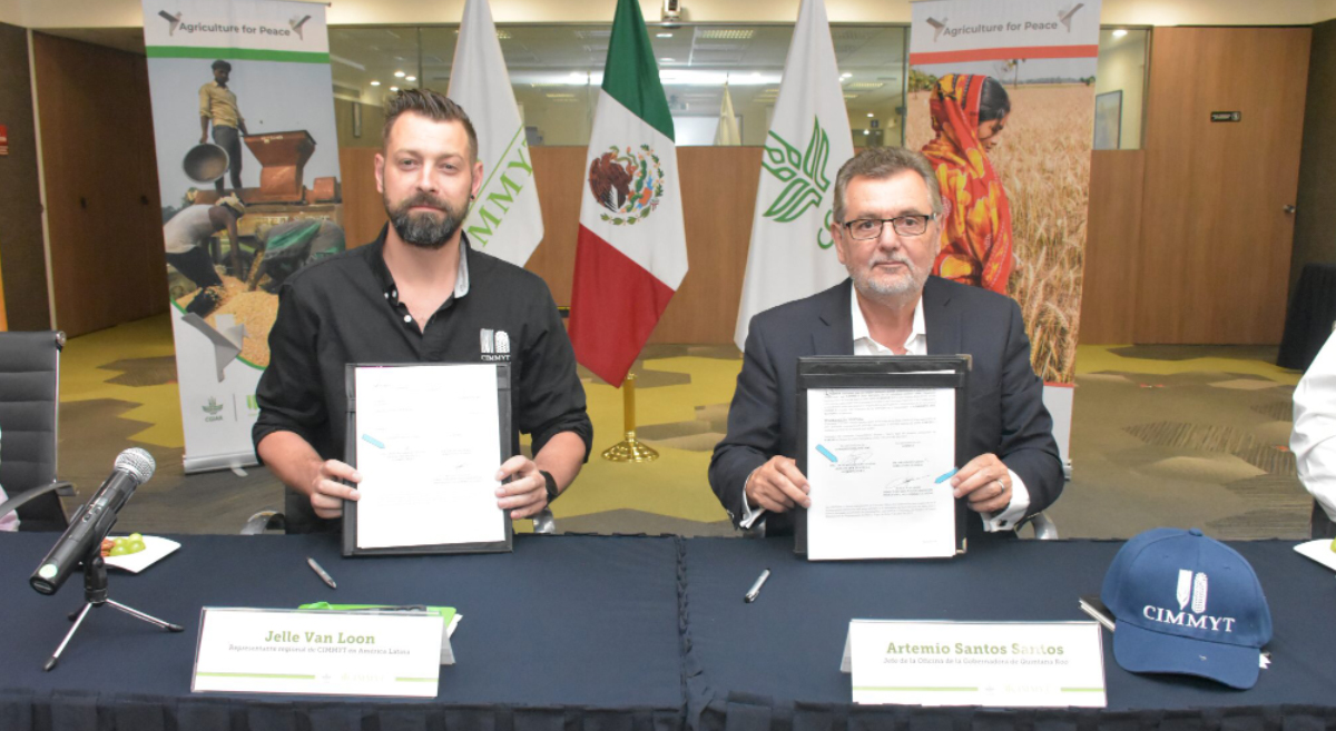 Representantes del Gobierno de Quintana Roo y del CIMMYT durante la firma del convenio de colaboración para impulsar una agricultura sustentable en el estado. (Foto: Francisco Alarcón / CIMMYT)