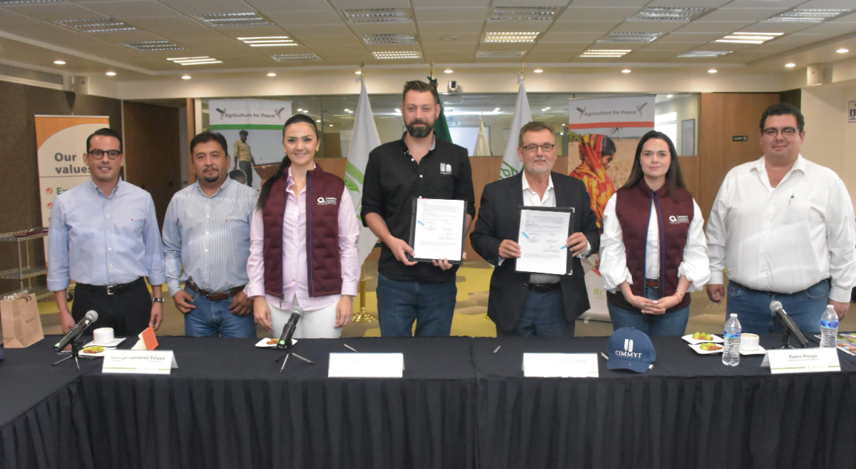 Representantes del Gobierno de Quintana Roo y del CIMMYT durante la firma del convenio de colaboración para impulsar una agricultura sustentable en el estado. (Foto: Francisco Alarcón / CIMMYT)